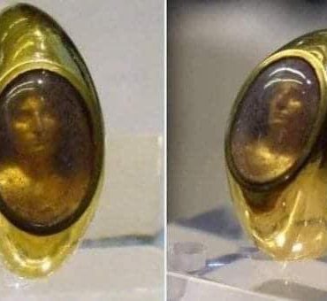 Un anillo con imagen holográfica de 1900 años