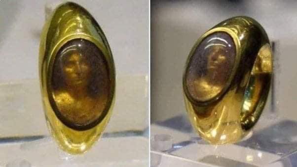 Un anillo con imagen holográfica de 1900 años