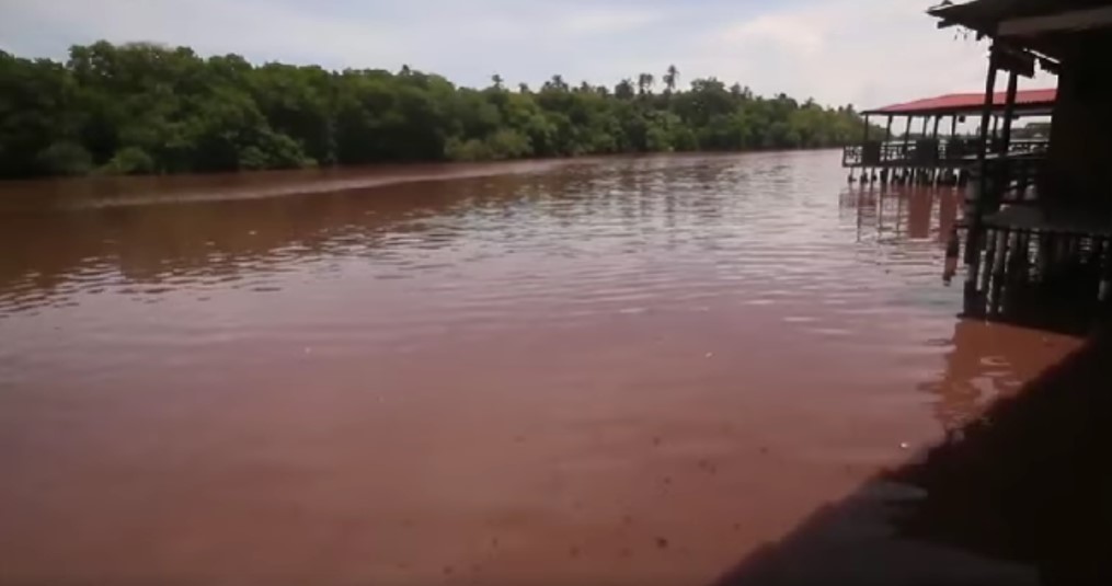 Aguas del Río Seco en Paraíso cambian de color; denuncian “contaminación” de refinería