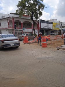 Y es que ayer miércoles también pudimos observar debido al llamado de varios ciudadanos que estos constructores están haciendo las cosas tan mal, que de este otro lado de Paseo Tabasco con Mariano Arista, también volvieron abrir porque se les olvidaron varias cosas. Por estos malos ejemplos es que estos constructores no terminan en ese sector, o de plano están haciendo tiempo para que las lluvias interrumpa la obra y dejen todo un caos en esta zona...total...no hay autoridad que los supervise ni que hagan las cosas con todas las formalidades de la ley...como dicen los abogados. Servidos...no puej'!!!