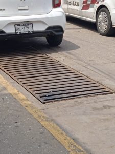 Una de tantas malas por una buena del Municipio. Quienes concurren a degustar los riquísimos e  inigualables tacos de Kiko en la calle Pedro C. Colorado y casi esquina con José Guimond Caballero en la colonia Municipal,  envían por este conductor el público reconocimiento al Ayuntamiento de doña Aura del Carmen Medina Cano por haber reparado esta enorme rejilla que estaba en pedazos. Ya fue reparada esta falla urbana que estaba convertida en una trampa mortal, máxime que en esta zona circula el desfogue del caos vial de las  otras calles del área. Vea usted que aquí estaba el daño metálico y ya es otra la rejilla...muchas gracias dicen los vecinos de don Chua el de la  carnicería de cerdo y buenísimos chicharrones, así como los vecinos de Sánchez. Servidos..si puej'!!!