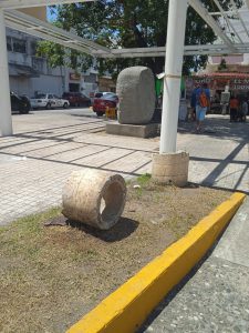 Uno de los grandes espectáculos que encuentra el turismo local y nacional en este Barrio Mágico es este tipo de gráficas con grandes fallas en el inmueble urbano. Así como este objeto que alguna vez fue un depósito de basura hay muchos en la zona de las avenidas Pino Suárez, Constitución, Lerdo, Madero y otras arterias.