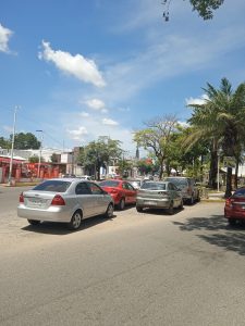 Así permanece diariamente este caos donde la gente de un taller mecánico coloca o más bien, bloquea el acceso al ciudadano al atravesar gran cantidad de vehículos particulares al paso. 