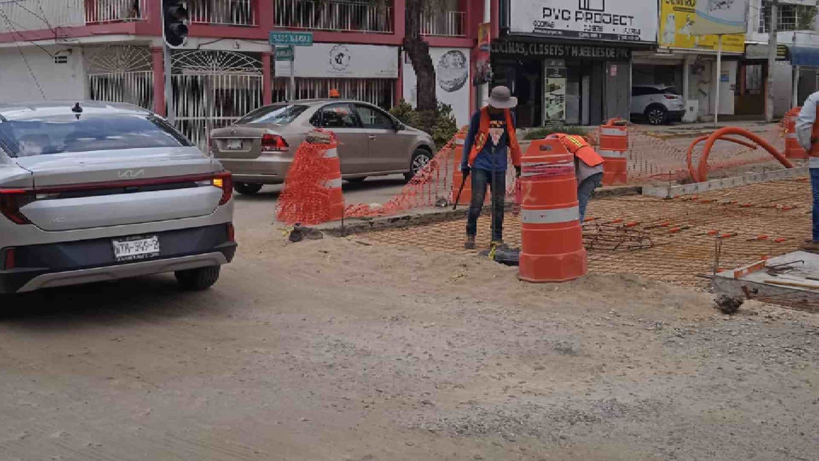 Cuando ya habían sellado con concreto hidráulico el hueco para meter alcantarillas, de nuevo volvieron a abrir porque se les había " OLVIDADO", las mangueras del cableado del sistema de semáforos.