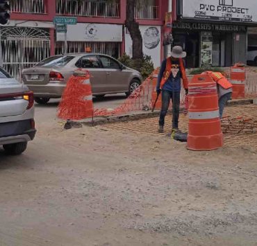 Cuando ya habían sellado con concreto hidráulico el hueco para meter alcantarillas, de nuevo volvieron a abrir porque se les había " OLVIDADO", las mangueras del cableado del sistema de semáforos.