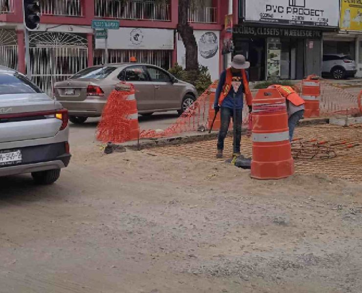 Cuando ya habían sellado con concreto hidráulico el hueco para meter alcantarillas, de nuevo volvieron a abrir porque se les había " OLVIDADO", las mangueras del cableado del sistema de semáforos.