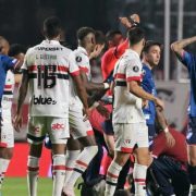 El futbol está de luto nuevamente, tras el fallecimiento de un jugador uruguayo, que se desplomó en pleno partido de la Copa Libertadores. El jugador jugó en México en el Atlético de San Luis.