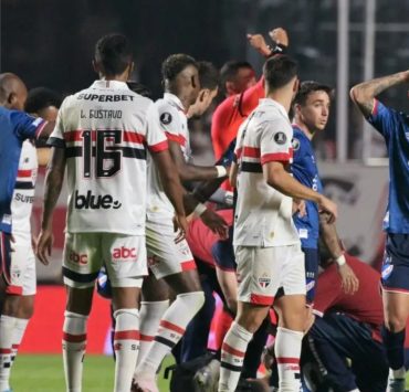 El futbol está de luto nuevamente, tras el fallecimiento de un jugador uruguayo, que se desplomó en pleno partido de la Copa Libertadores. El jugador jugó en México en el Atlético de San Luis.