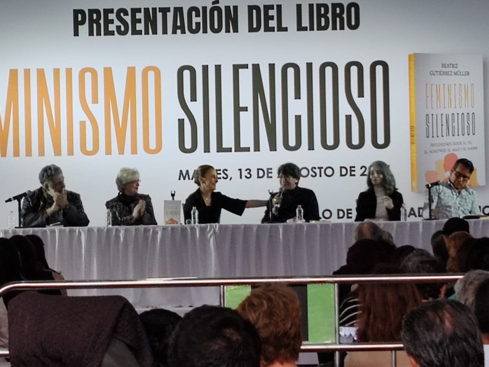 Beatriz Gutiérrez Müller presenta "Feminismo Silencioso" en el Zócalo de la Ciudad de México*