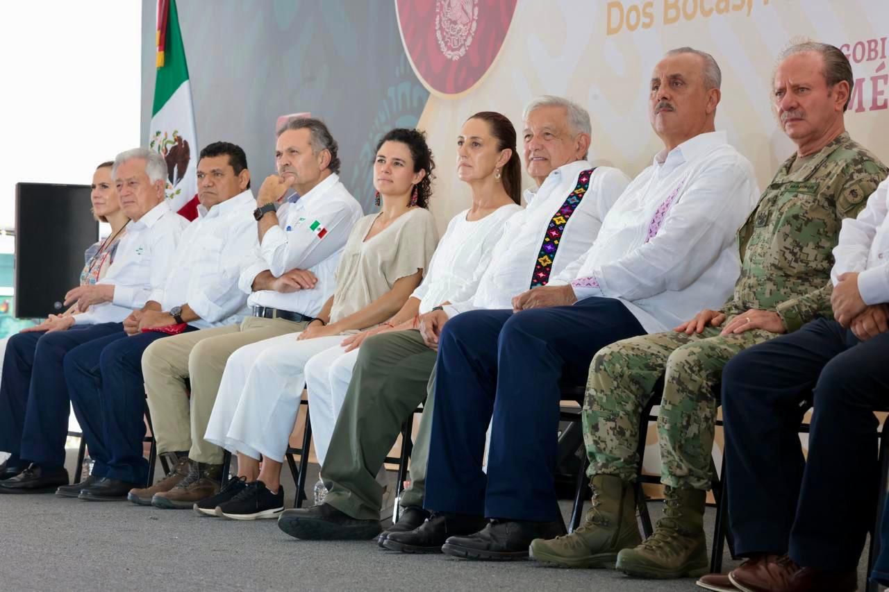 Autoridades estatales y federales en el inicio de la producción de la Refinería en Dos Bocas, Paraíso.