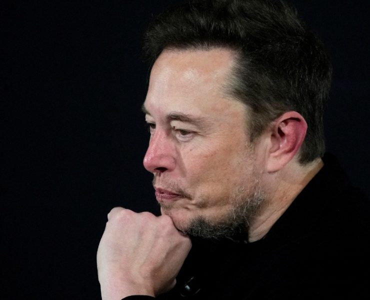 Musk es demandado por exdirector de Twitter