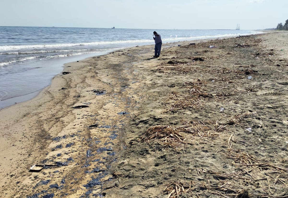 Cierran acceso a playas de Paraíso por contaminación petrolera