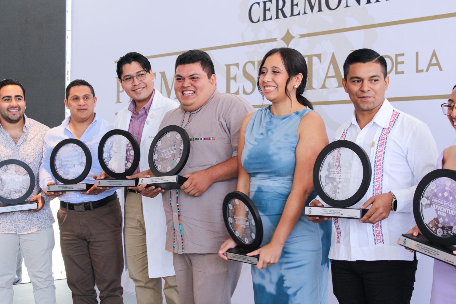 8 jóvenes recibieron el Premio Estatal de la Juventud 2024 en Tabasco