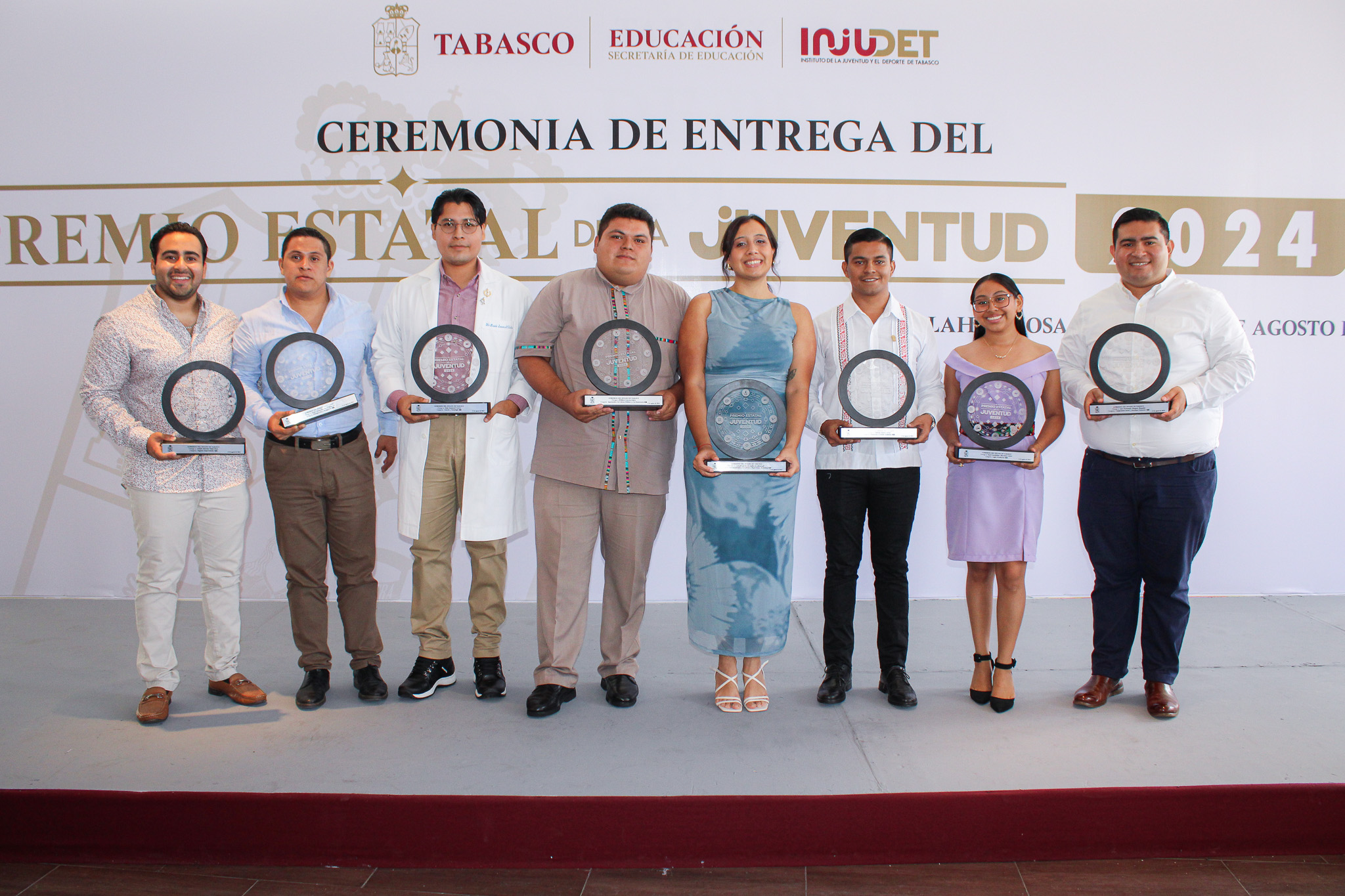 8 jóvenes recibieron el Premio Estatal de la Juventud 2024 en Tabasco 