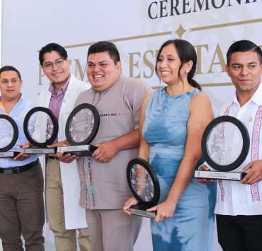 8 jóvenes recibieron el Premio Estatal de la Juventud 2024 en Tabasco