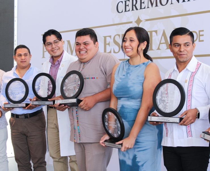 8 jóvenes recibieron el Premio Estatal de la Juventud 2024 en Tabasco