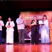 Inauguran el Gran Festival del Palacio de la Música, reconociendo a María Medina.