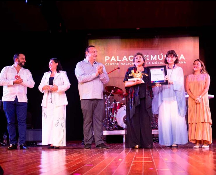 Inauguran el Gran Festival del Palacio de la Música, reconociendo a María Medina.