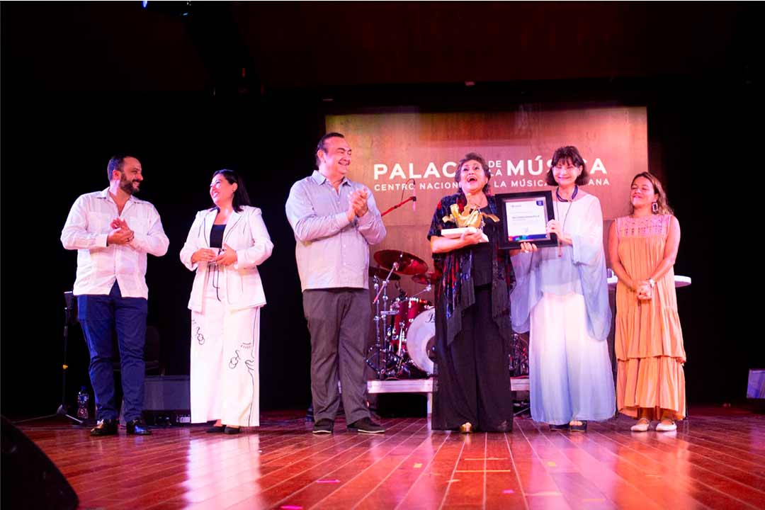 Inauguran el Gran Festival del Palacio de la Música, reconociendo a María Medina.