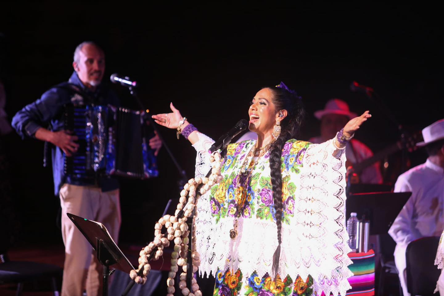 Lila Downs y la Orquesta Típica Yukalpetén deslumbran en el Gran Festival del Palacio de la Música 2024.