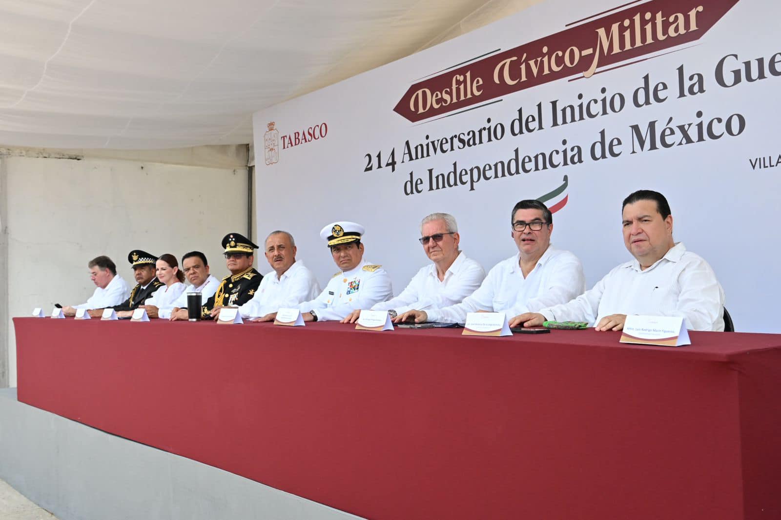 Autoridades presencian el Desfile Cívico Militar en Villahermosa.