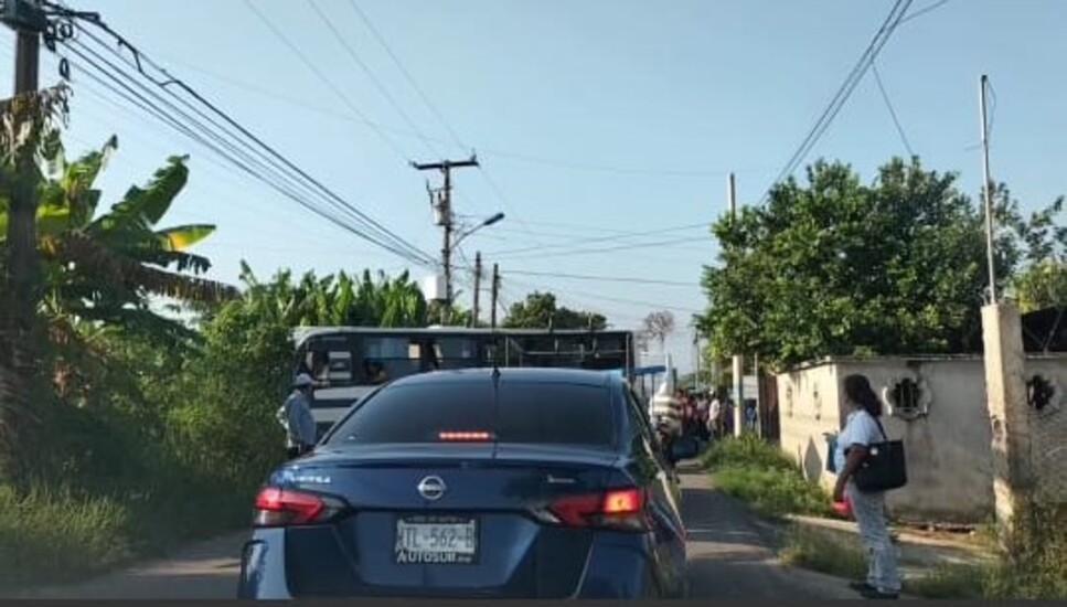 Conductores toman rutas alternas por bloqueo carretero.