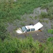 Camioneta cae en terreno inundado en la carretera Villahermosa-Teapa