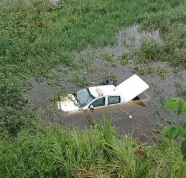 Camioneta cae en terreno inundado en la carretera Villahermosa-Teapa