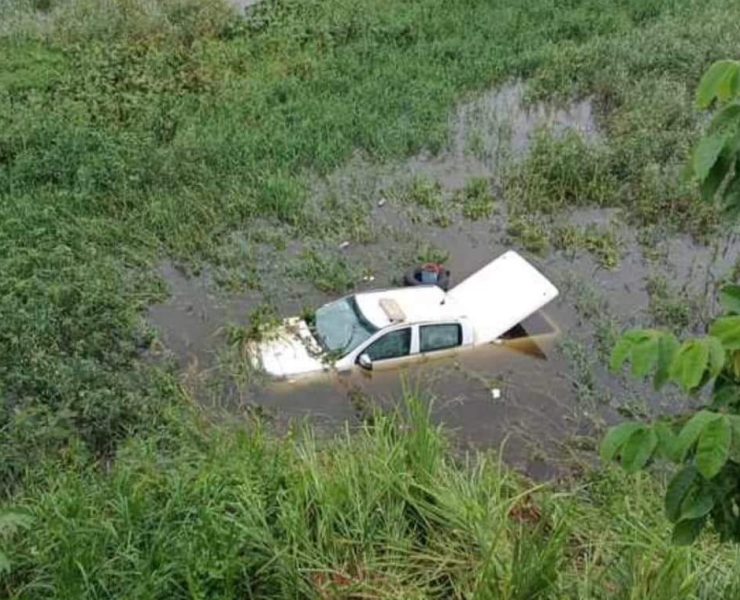 Camioneta cae en terreno inundado en la carretera Villahermosa-Teapa