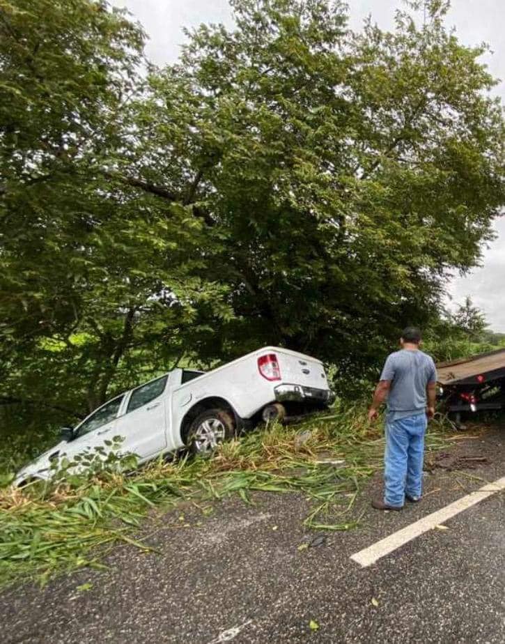 La camioneta pickup doble cabina, fue sacada del agua