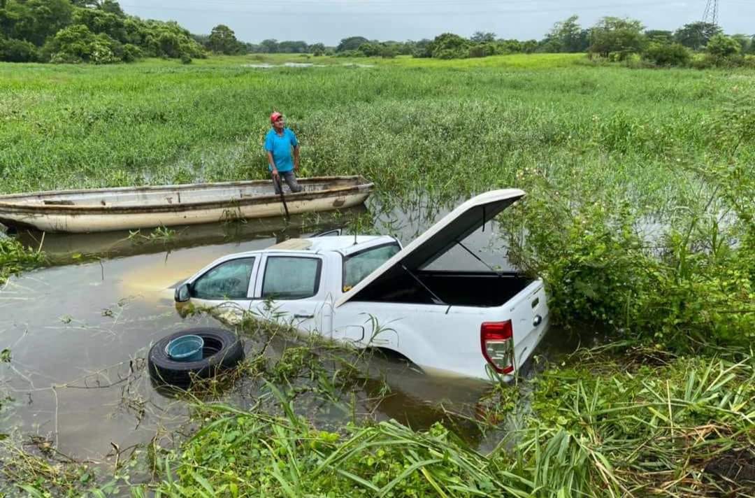 Camioneta cae en terreno inundado en la carretera Villahermosa-Teapa