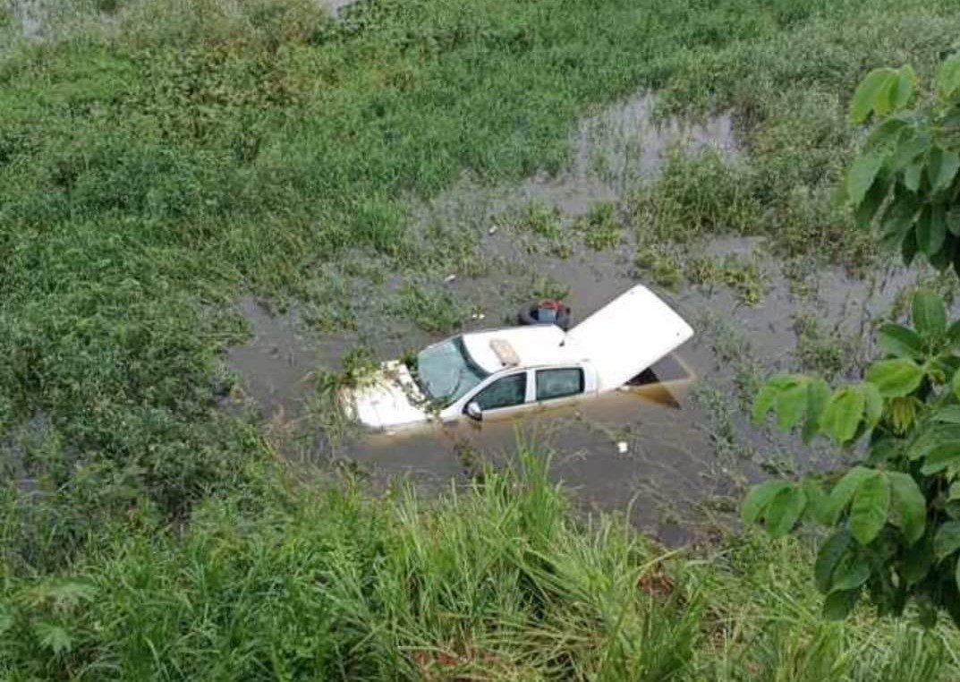 Camioneta cae en terreno inundado en la carretera Villahermosa-Teapa