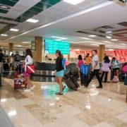 Mara Lezama verifica eficiencia en servicios al turismo en el Aeropuerto de Tulum