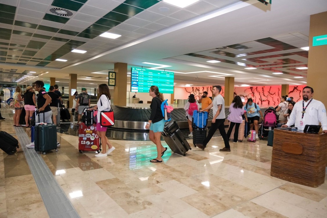 Mara Lezama verifica eficiencia en servicios al turismo en el Aeropuerto de Tulum