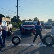 Otro bloqueo en carretera Villahermosa-Frontera por falta de energía eléctrica