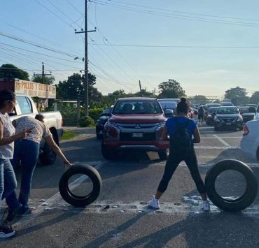 Otro bloqueo en carretera Villahermosa-Frontera por falta de energía eléctrica