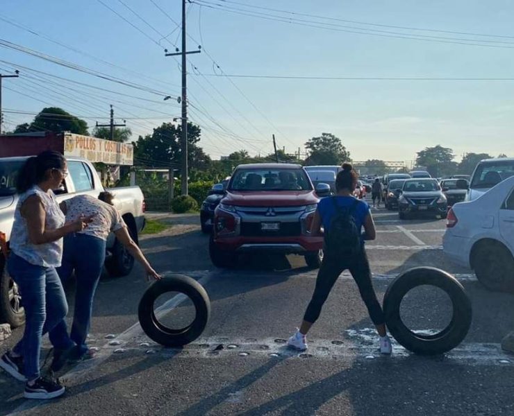 Otro bloqueo en carretera Villahermosa-Frontera por falta de energía eléctrica