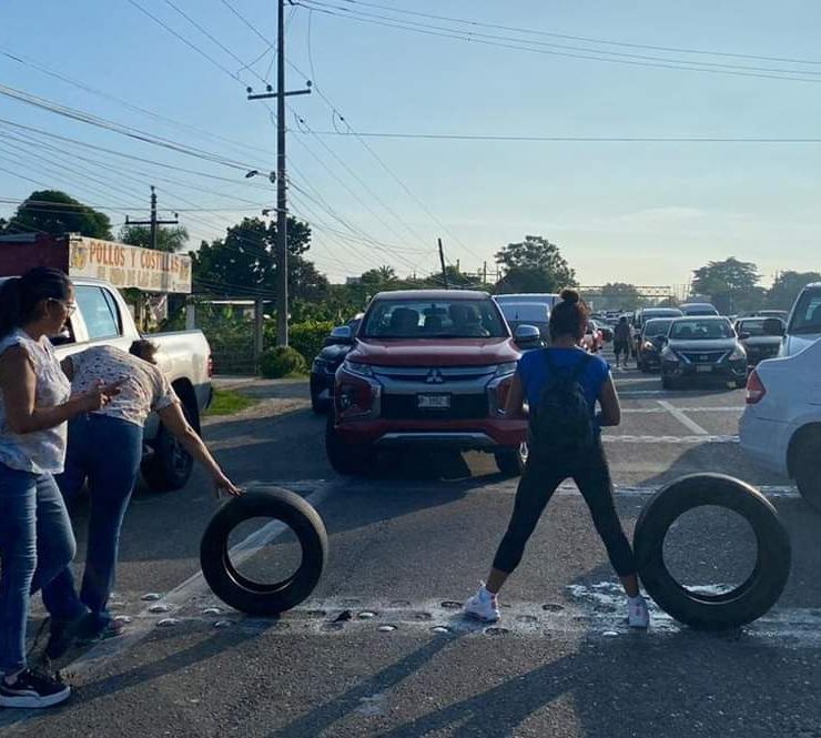 Otro bloqueo en carretera Villahermosa-Frontera por falta de energía eléctrica