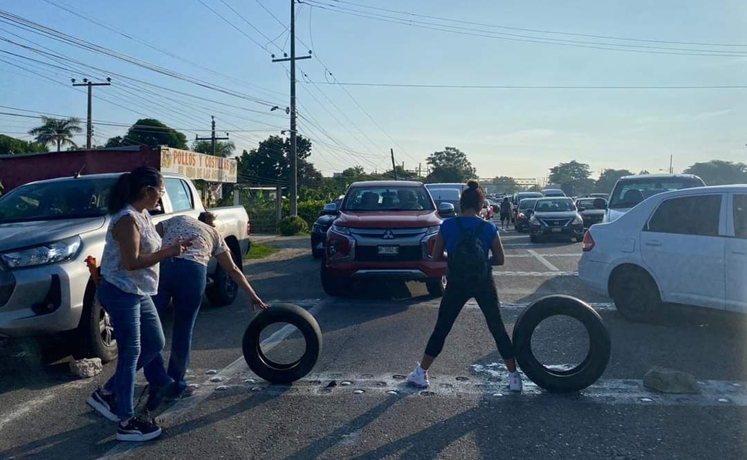 Otro bloqueo en carretera Villahermosa-Frontera por falta de energía eléctrica