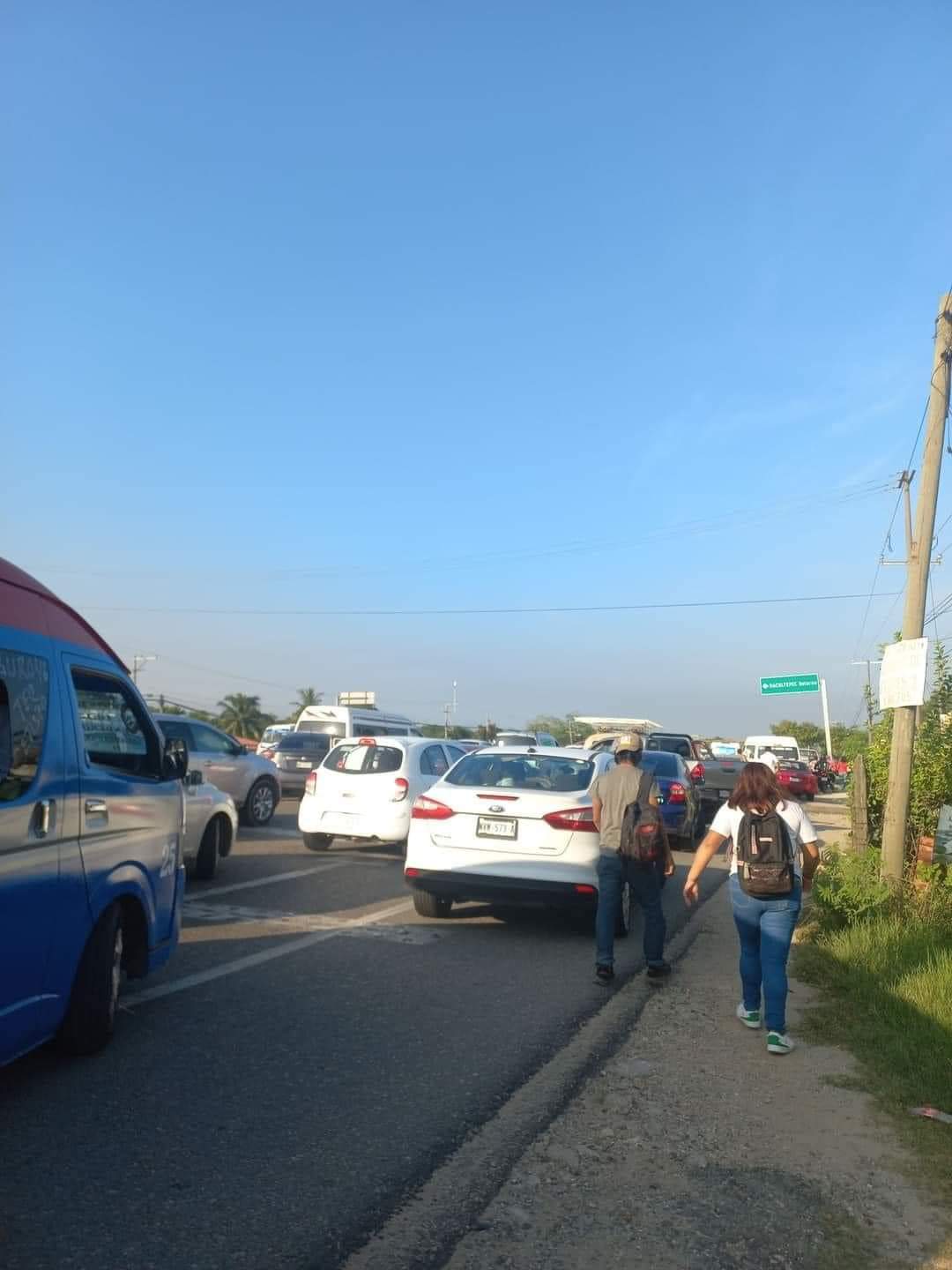 Otro bloqueo en carretera Villahermosa-Frontera por falta de energía eléctrica