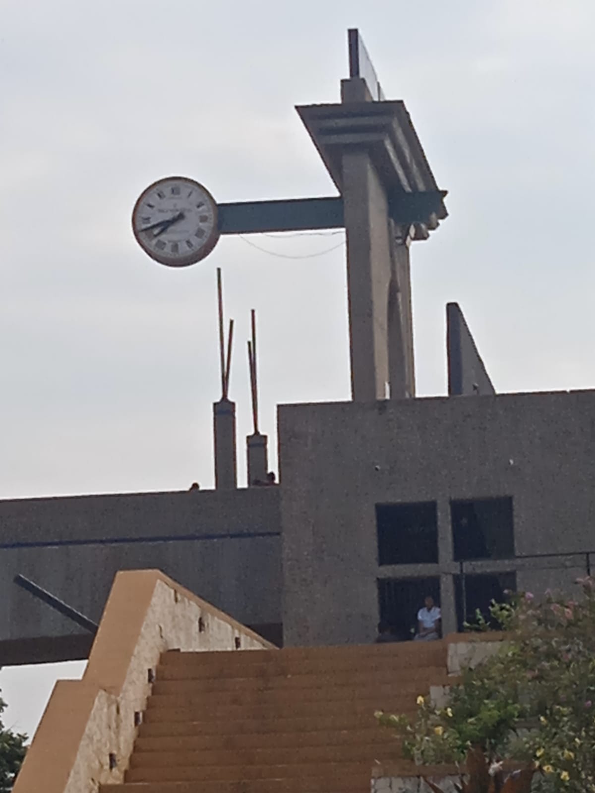 Reloj sobre el nuevo malecón Carlos A. Madrazo