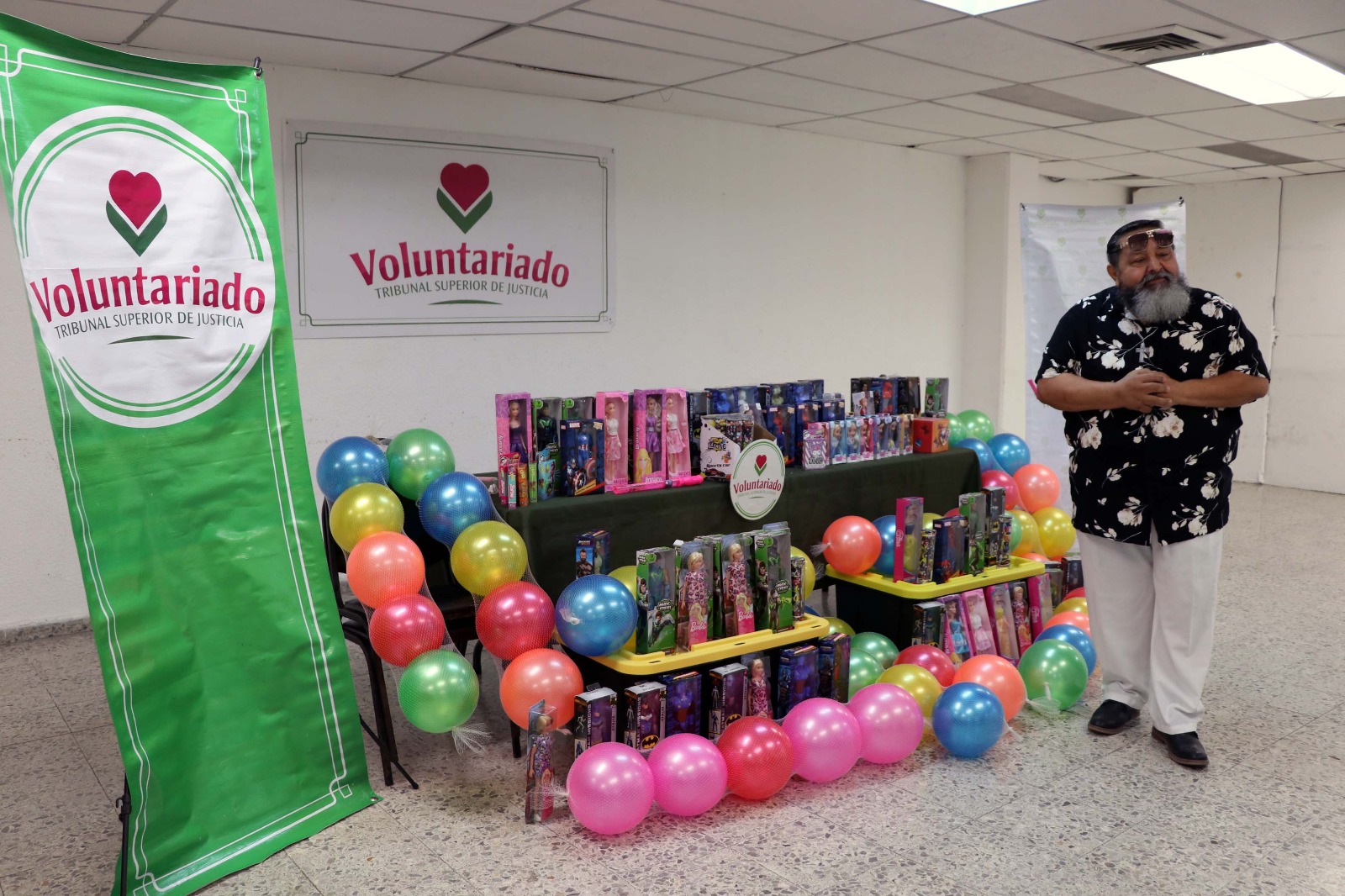 Voluntariado del TSJ dona juguetes a Santa Taxista