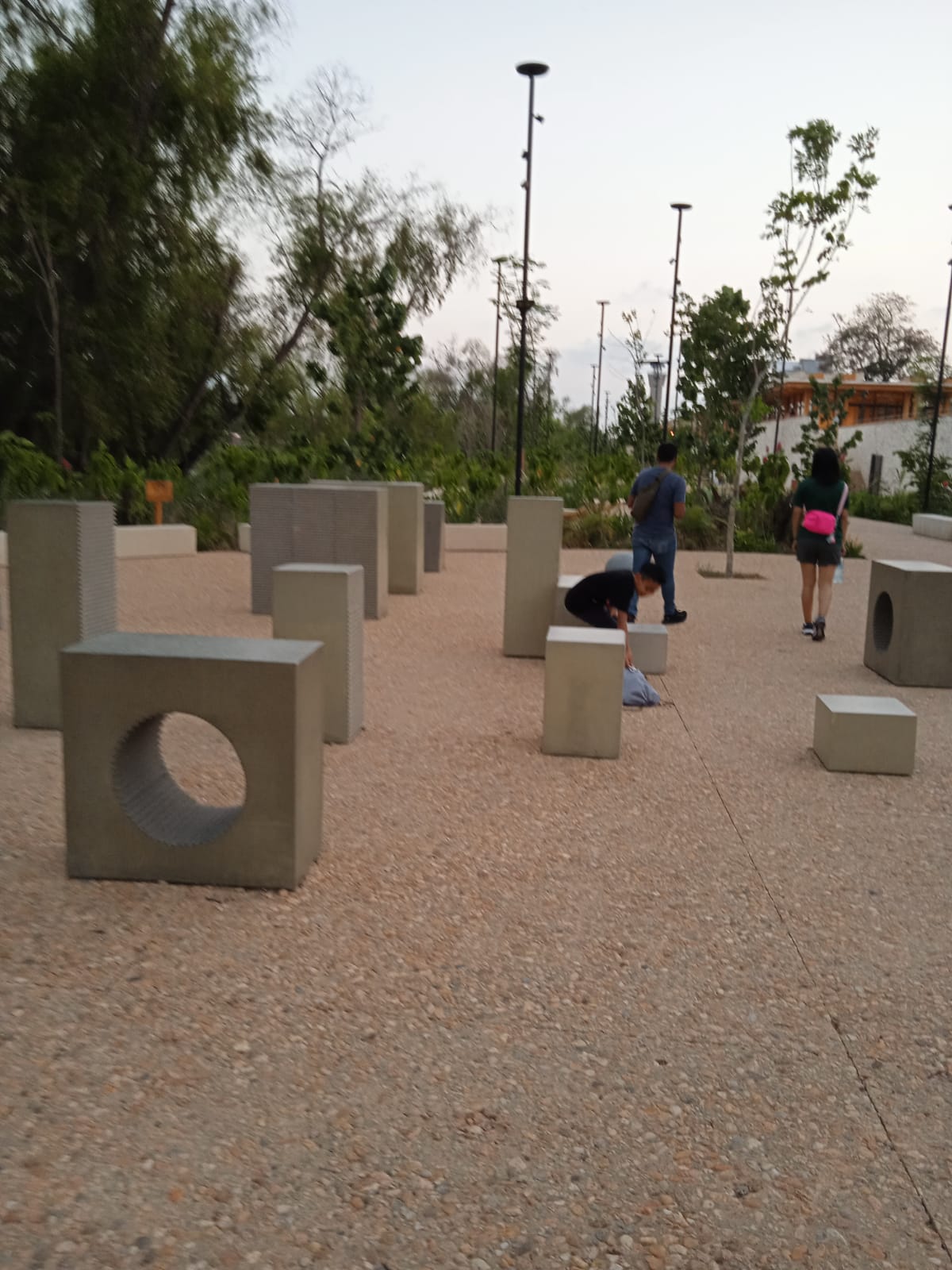 equipo de mobiliario urbano que adorna y embellece el paseo alterno del malecón Madrazo