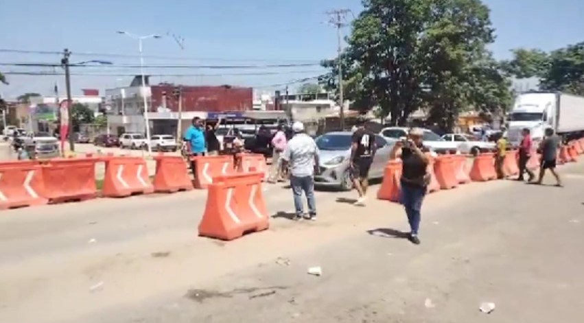 Bloquean puente Grijalva II por falta de energía eléctrica 