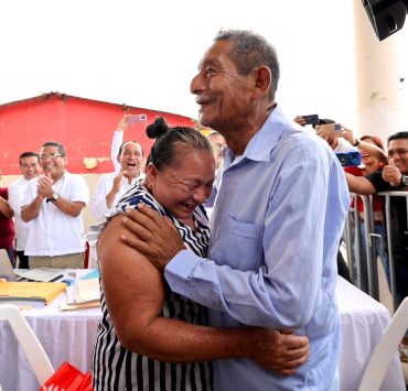 Boda inesperada en la Jornada de Atención al Pueblo en Monte Grande