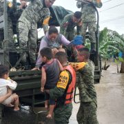 Ejército y Guardia Nacional rescatan a pobladores tras desborde del Río la Sierra