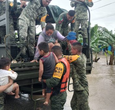 Ejército y Guardia Nacional rescatan a pobladores tras desborde del Río la Sierra