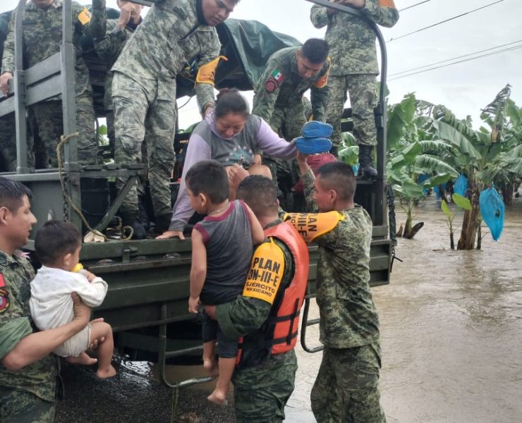 Ejército y Guardia Nacional rescatan a pobladores tras desborde del Río la Sierra