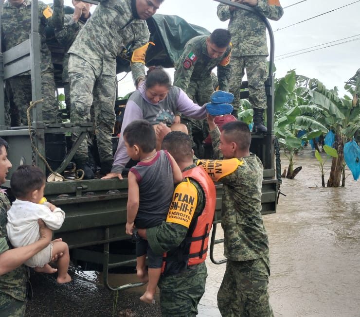 Ejército y Guardia Nacional rescatan a pobladores tras desborde del Río la Sierra