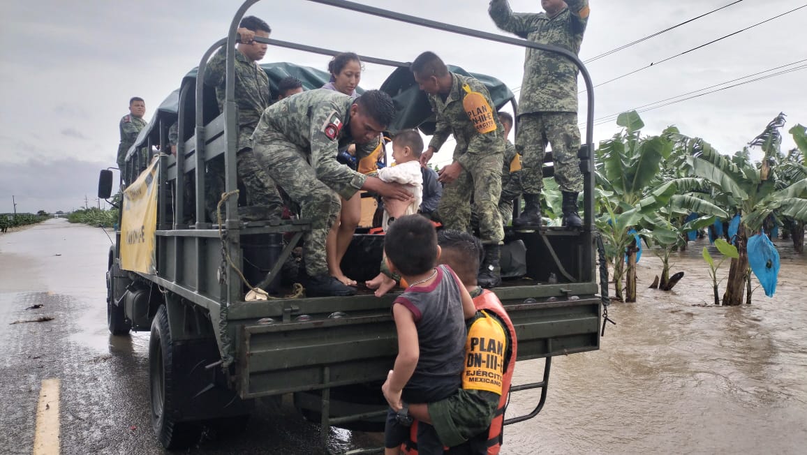 Ejército y Guardia Nacional rescatan a pobladores ante la emergencia meteorológica